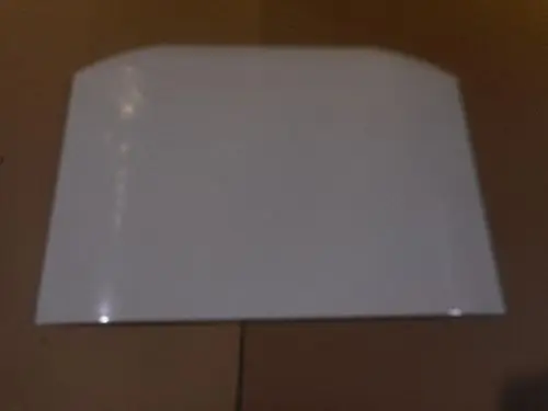 Weiße, flache Seitenwand von Remeha, mit abgerundeter Oberkante, auf einem neutralen Hintergrund liegend.